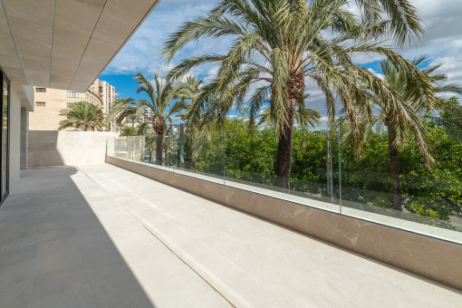 Terraza espaciosa con vistas al puerto