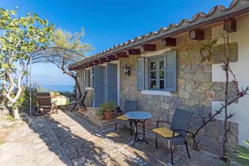 Terraza de piedra con acceso a la casa