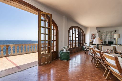 Sala de estar y balcón de la segunda planta