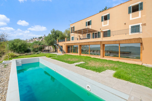 Vista exterior y piscina