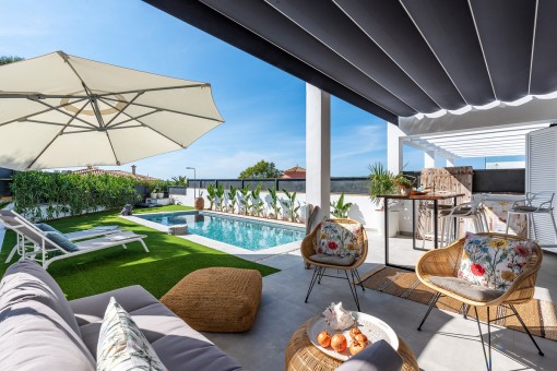 Moderno adosado con terraza grande y espectaculares vistas al mar en