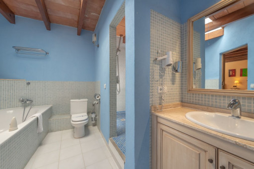 Baño en suite con bañera