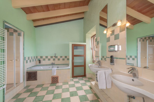 Baño con ducha y bañera