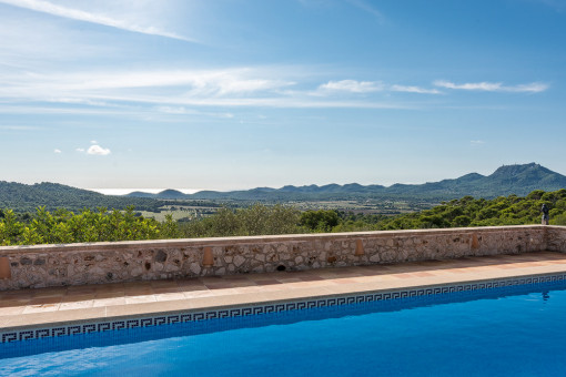 Vista al mar desde la piscina