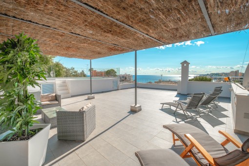 Chalet con vistas al mar con apartamentos separados, piscina en la azotea y licencia de alquiler vacacional en Cala Mayor-Palma