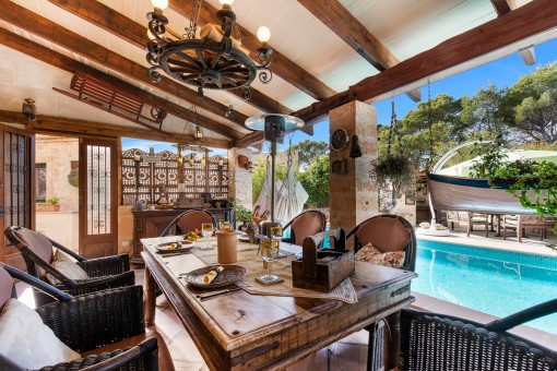 Comedor al lado de la piscina