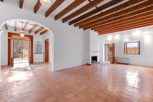 Salón grande con piscina