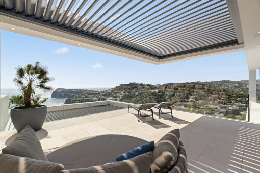 Amplia terraza con vistas al mar y pérgola