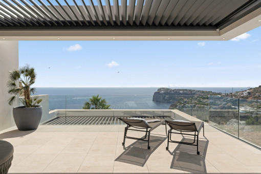 Terraza cubierta con vistas al mar