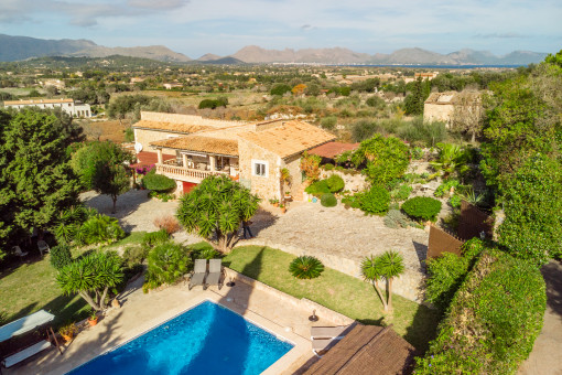 Finca de piedra natural con vistas panorámicas y licencia de alquiler vacacional a pocos minutos en coche del puerto de Alcúdia