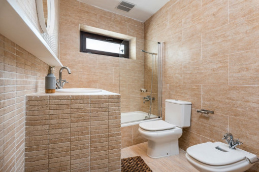 Baño moderno con bañera