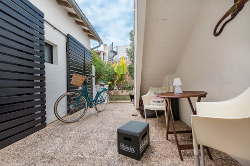 Hermoso patio con jardín 