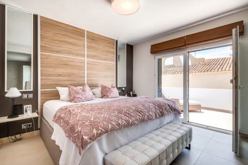 Dormitorio con balcón