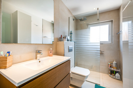 Baño inundado por luz natural con ducha