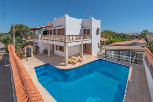 Chalet mediterráneo con vistas al mar y piscina en Cala Llombards