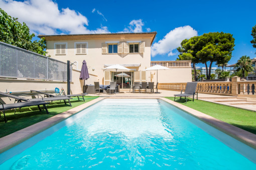 Vista exterior y piscina