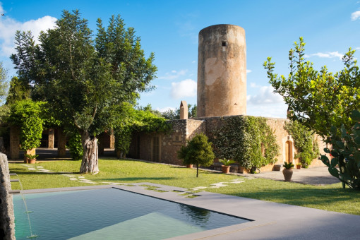 Amplia casa con bonito jardín y molino romántico en las afueras de Sencelles