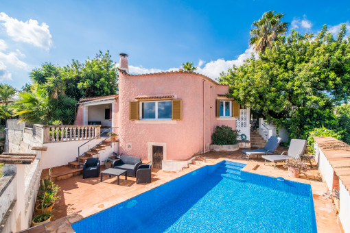 Vista exterior y piscina