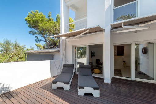 Terraza con tumbonas