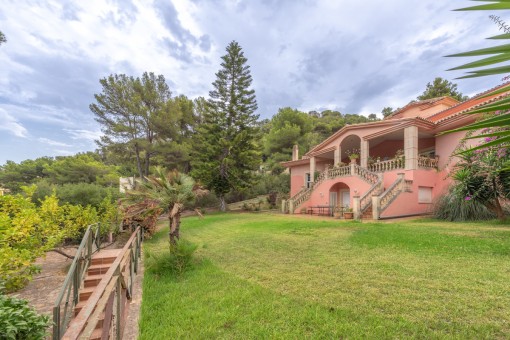 Espectacular chalet de estilo clásico con 5 dormitorios, pista de tenis y vistas al mar en Canyamel