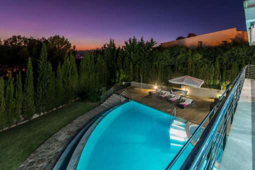 Piscina durante la noche