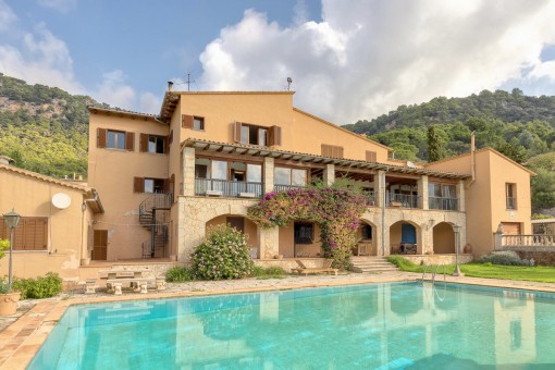 Vista exterior y piscina