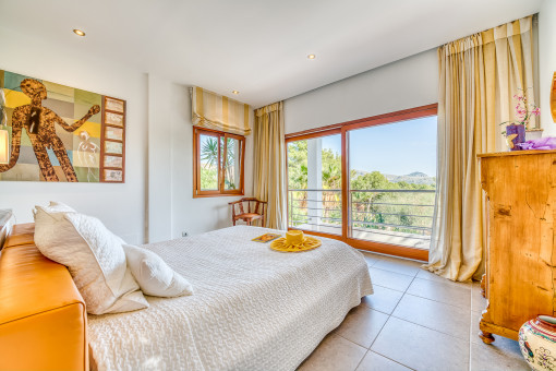 Dormitorio con baño en suite