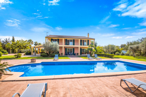 Vista exterior y piscina