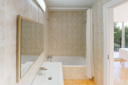 Baño con acceso desde el salón