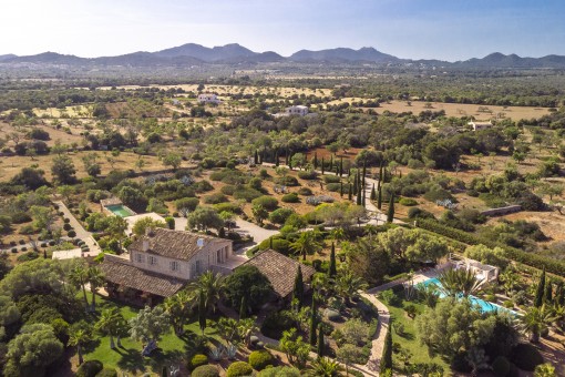 Finca de piedra natural en parcela de 20.000 m2 con vistas panorámicas al mar cerca de Portocolom