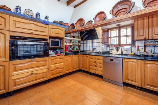 Cocina totalmente equipada de madera 