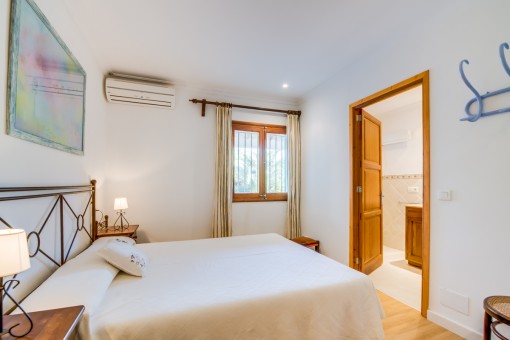 Dormitorio con baño en suite