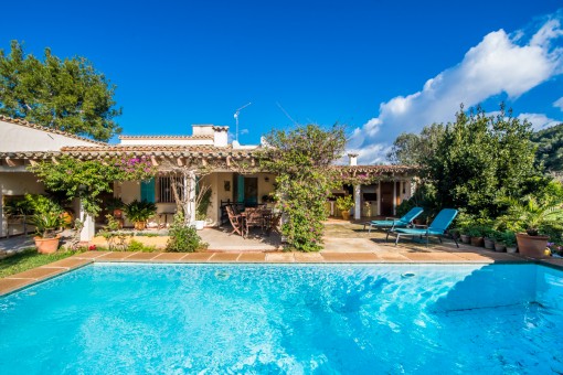 Hermosa piscina con terraza soleada