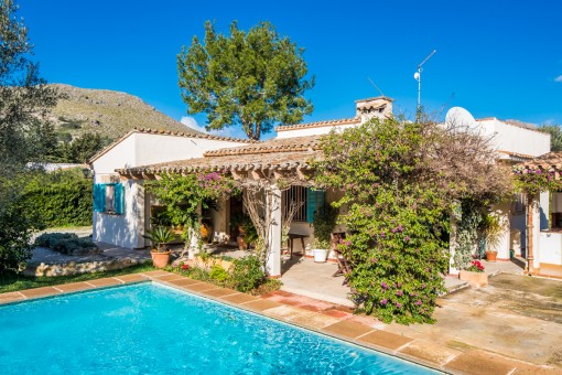 Piscina y terraza con encanto
