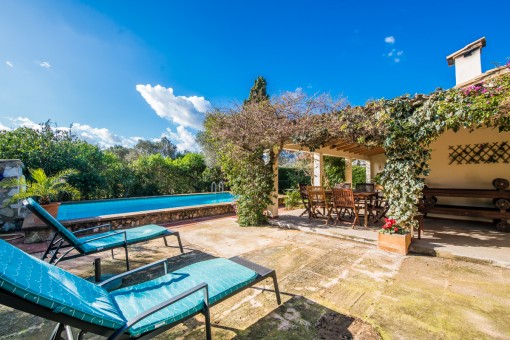 Terraza idílica al lado de la piscina