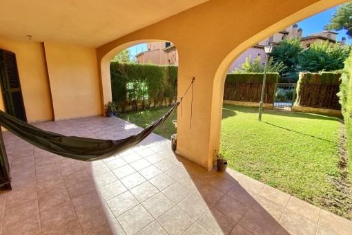 Terraza cubierta al lado del jardín