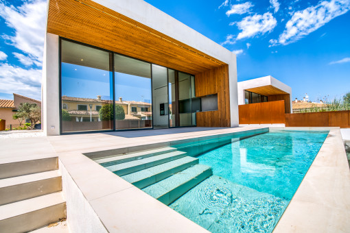 Chalet de nueva construcción en una zona tranquila con piscina, a poca distancia de la playa de Muro