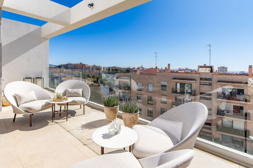 Terraza soleada en la planta de vivienda
