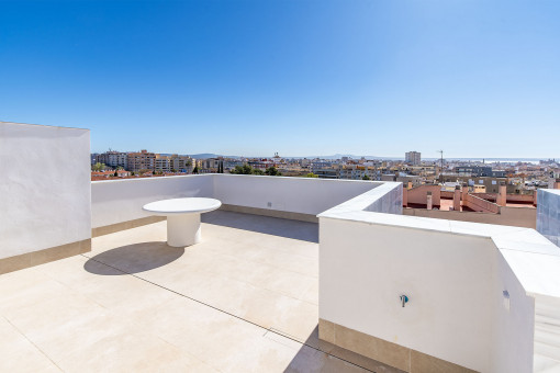 Terraza solarium con vistas a la ciudad y mar