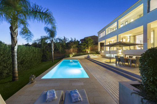 Piscina por la noche