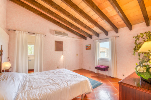 Dormitorio con baño en suite