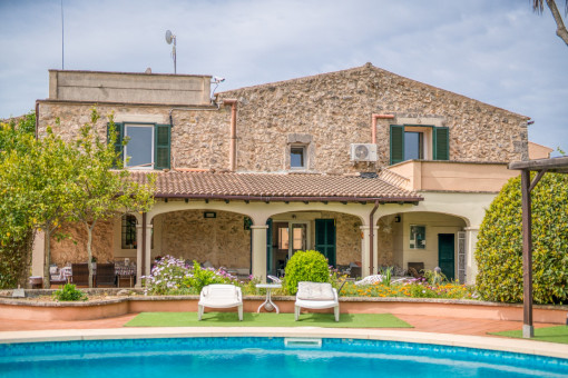 Finca tradicional de piedra natural cerca de Santa Margalida con un precioso jardín y piscina