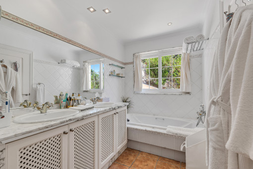 Baño de huéspedes