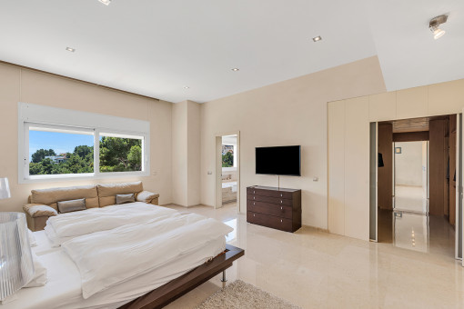 Dormitorio con baño en suite