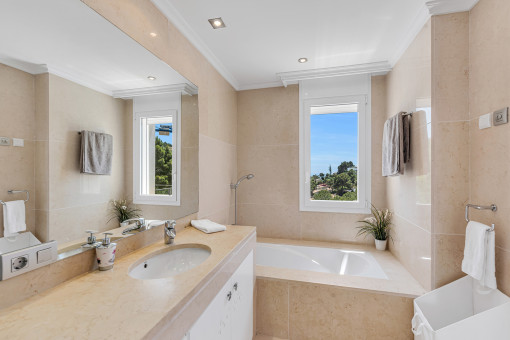 Baño con bañera y ducha
