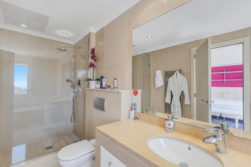 Baño con bañera y ducha
