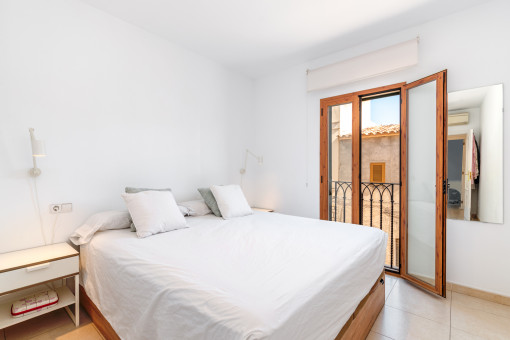Dormitorio con balcón francés
