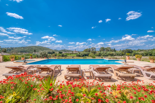 Piscina idílica con vistas al pueblo