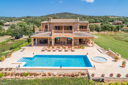 Vista de la finca, piscina y terrazas