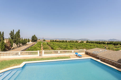Piscina con vistas lejanas